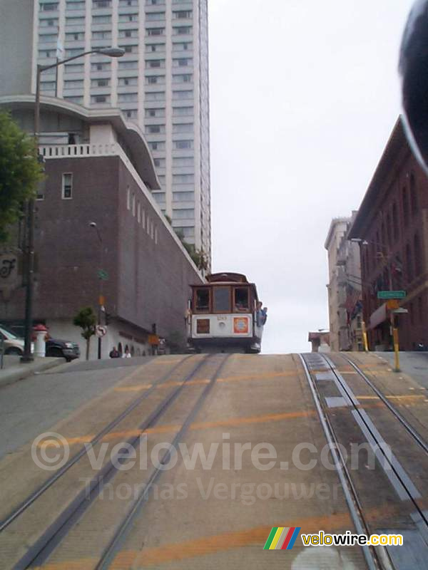 [San Francisco] - Een andere 'cable car' gezien vanuit onze 'cable car' in de Powell Street