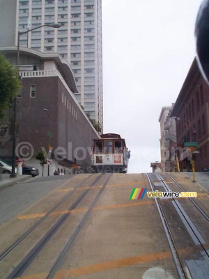 [San Francisco] - Un autre cable car vu du nôtre à Powell Street (838x)