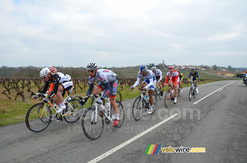 De eerste kopgroep van de dag: 9 renners