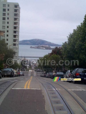 [San Francisco] - Alcatraz seen from the cable car (688x)