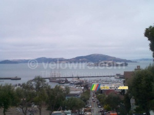 [San Francisco] - Alcatraz and the Fisherman's Warf seen from the cable car (581x)