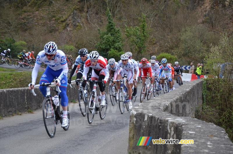 Het peloton op de brug van Saint-Fiacre (2)