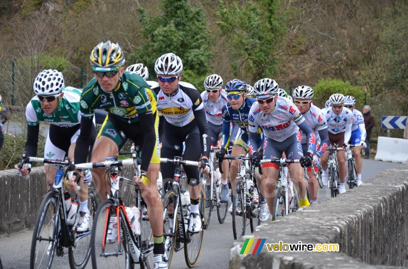 Het peloton op de brug van Saint-Fiacre (3)