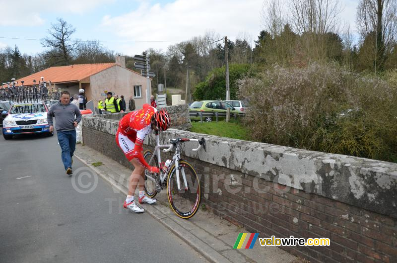 Yohan Bagot (Cofidis) zet zijn ketting weer goed