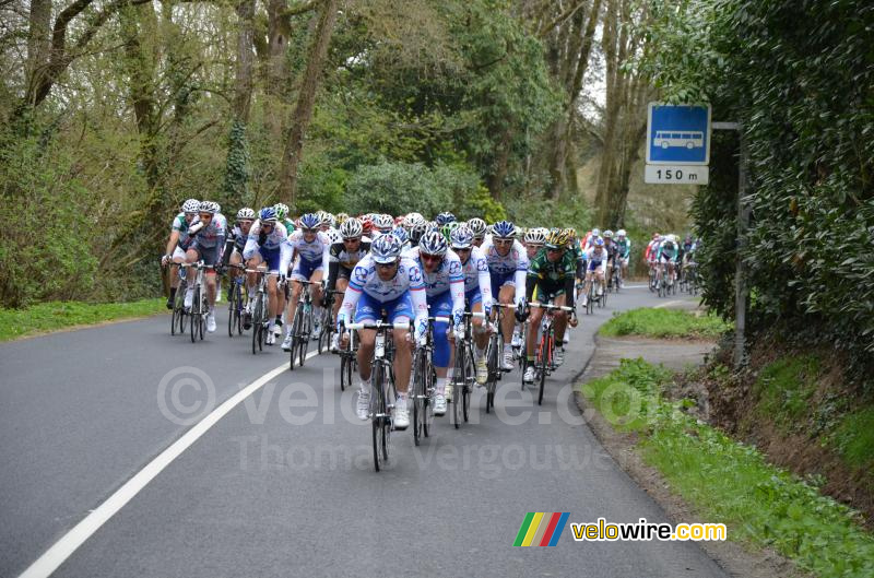 Het peloton onder leiding van FDJ (2)