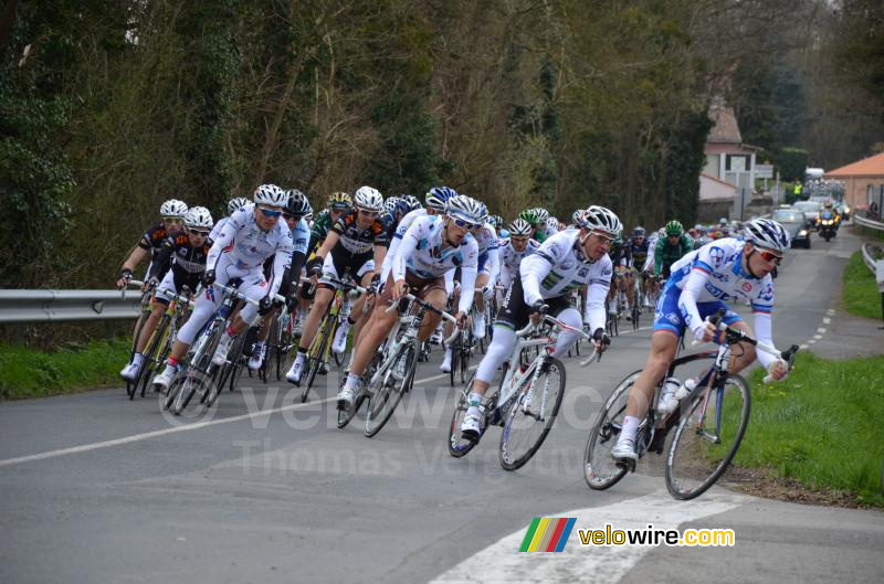 Het peloton met Thomas Voeckler (Team Europcar)