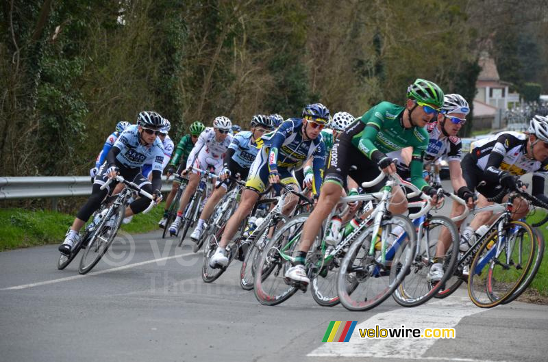 Het peloton in de bocht (2)