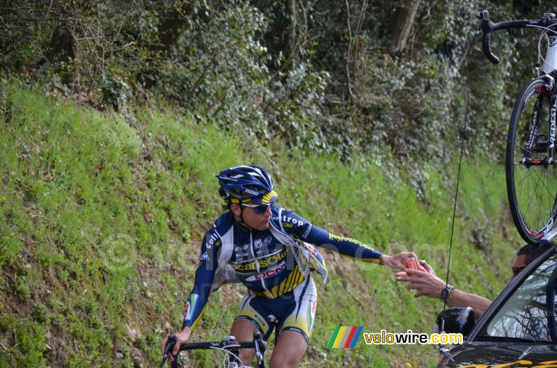 Rob Ruijgh (Vacansoleil-DCM Pro Cycling Team) bij de ploegleiderswagen