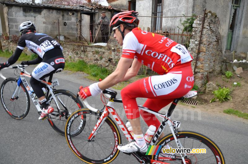 Een toeschouwer werkt in de tuin