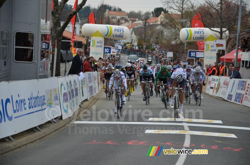 Mathieu Drujon (BigMat-Auber 93) wint de sprint van het peloton