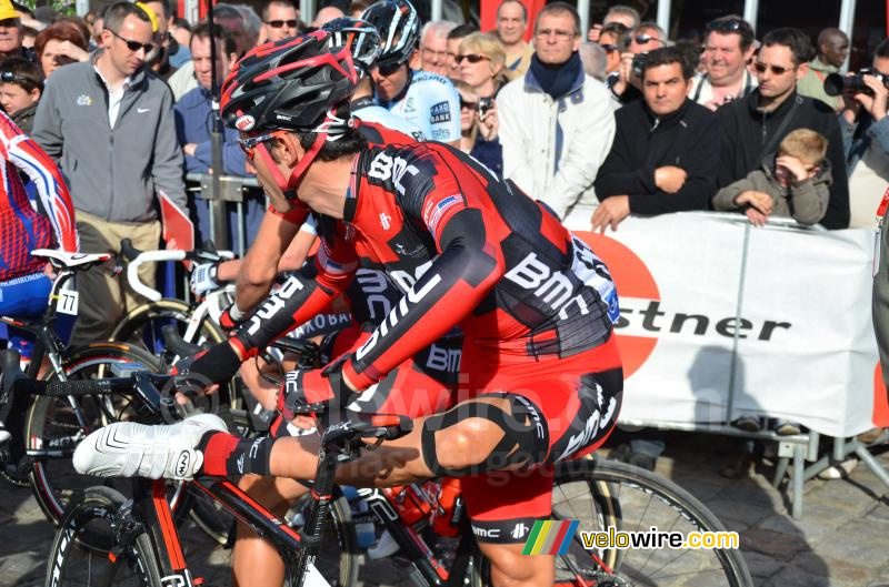 George Hincapie (BMC Racing Team) stretching voor de start