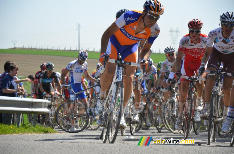 Matthieu Ladagnous (FDJ) pakt z'n fiets weer op na de val