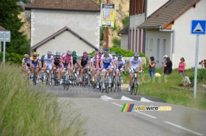 Le peloton sur la Côte de Rochefort (1) (655x)