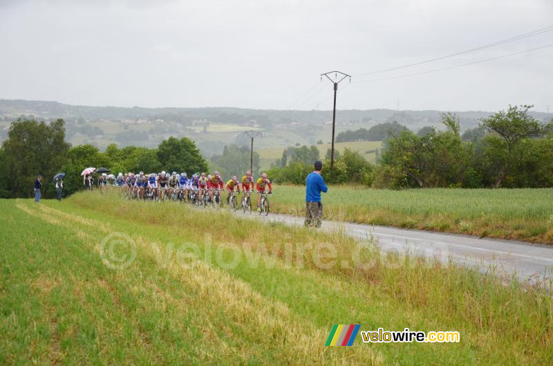 Het peloton op de Côte de Monstéroux-Milieu