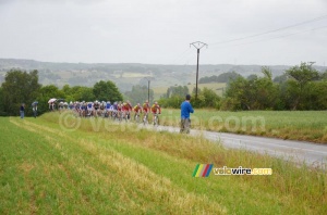 The peloton on the Côte de Monstéroux-Milieu (663x)