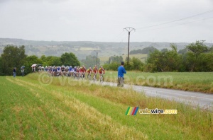 Le peloton sur la Côte de Monstéroux-Milieu (509x)