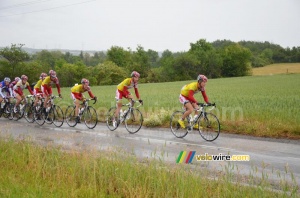 The team of the yellow jersey leading the peloton (618x)