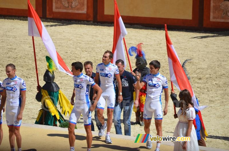 Arthur Vichot filmt de binnenkomst van FDJ