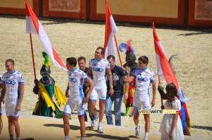 Arthur Vichot films when the FDJ team comes up (812x)