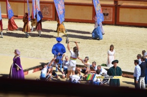 Thor Hushovd worshiped by his team mates (904x)