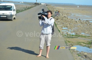 Un caméraman sur le Passage du Gois (714x)