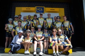 La photo sur le podium avec le groupe de Custom Getaways (817x)