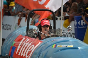 Anne-Sophie dans la bouteille Vittel (816x)