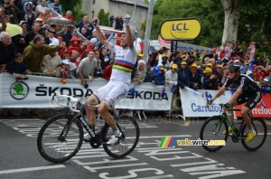 Thor Hushovd (Team Garmin-Cervélo) wins the stage in Gap ahead of Edvald Boasson Hagen (699x)