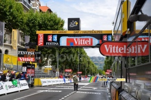 The finish line in Gap when the sun came out (598x)