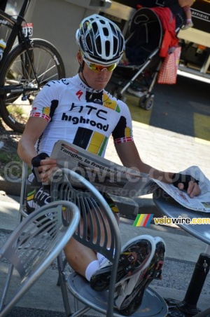 Lars Bak (HTC-Highroad) reads L'Equipe (643x)